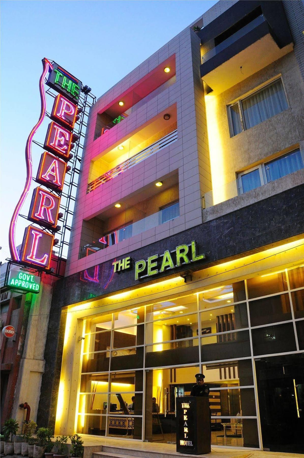The Pearl Hotel Yeni Delhi Dış mekan fotoğraf